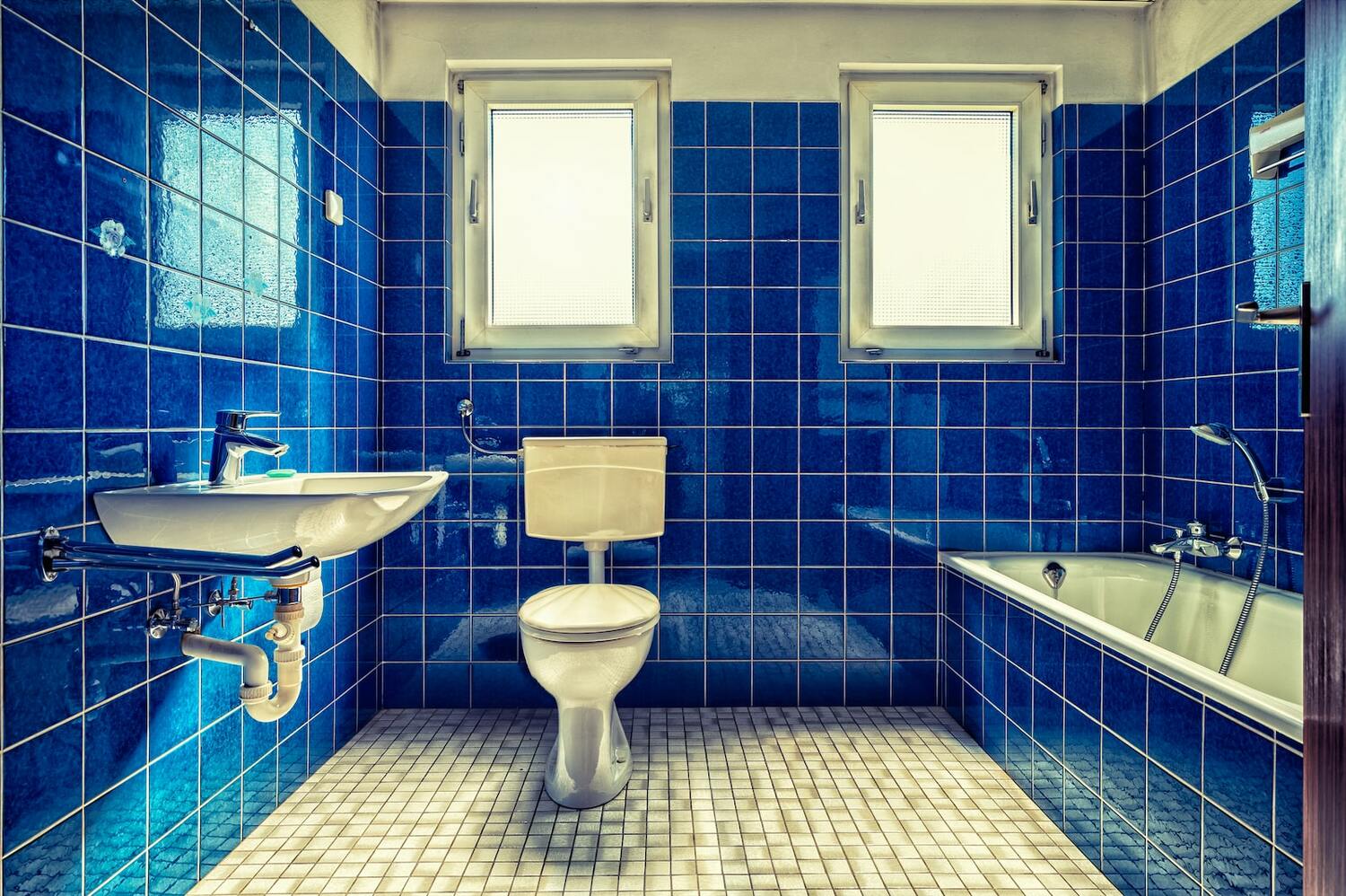 Servicii de Montaj si Reparatii Instalatii Sanitare Serviciile de montaj, reparații și întreținere a instalațiilor sanitare sunt esențiale pentru asigurarea unei locuințe confortabile și igienice. Aceste servicii includ montarea și instalarea instalațiilor sanitare, cum ar fi chiuvete, toalete și băi, precum și reparații ale acestora și întreținerea periodică. În acest eseu, vom explora importanța acestor servicii și de ce ar trebui să apelăm la specialiști pentru a efectua aceste servicii. În primul rând, montarea și instalarea corespunzătoare a instalațiilor sanitare sunt importante pentru a evita pericolele potențiale. Este important să se respecte instrucțiunile de instalare și să se folosească materiale și accesorii corespunzătoare pentru a preveni scurgerile de apă și alte probleme. Instalarea necorespunzătoare poate duce la daune materiale, la scurgeri de apă sau la alte probleme care pot afecta siguranța locatarilor. Prin urmare, este important să se apeleze la un specialist care poate asigura o instalare corectă și sigură a instalațiilor sanitare. În al doilea rând, reparația instalațiilor sanitare este importantă pentru a preveni pierderea de apă și a evita daunele materiale. Reparațiile pot include înlocuirea unei valve sau a unui robinet care nu mai funcționează corespunzător. De asemenea, reparațiile pot preveni pierderea de apă și pot prelungi durata de viață a instalațiilor sanitare. În al treilea rând, întreținerea periodică a instalațiilor sanitare poate preveni problemele viitoare și poate menține eficiența acestora. De exemplu, curățarea periodica a scurgerilor sau a filtrelor de la instalațiile sanitare poate preveni acumularea de murdărie și de alte depuneri care pot afecta funcționarea instalației. De asemenea, o revizie periodică a instalațiilor sanitare poate preveni problemele de etanșeitate, pierderea de apă sau alte probleme care pot afecta siguranța locatarilor. În concluzie, serviciile de montaj, reparații și întreținere a instalațiilor sanitare sunt esențiale pentru asigurarea unei locuințe confortabile și igienice. Este important să se apeleze la specialiști care au cunoștințe și experiență pentru a efectua aceste servicii și pentru a preveni problemele viitoare. Prin respectarea acestor servicii, se poate preveni orice pericol sau pierdere materială și se poate menține siguranța și confortul în locuință.